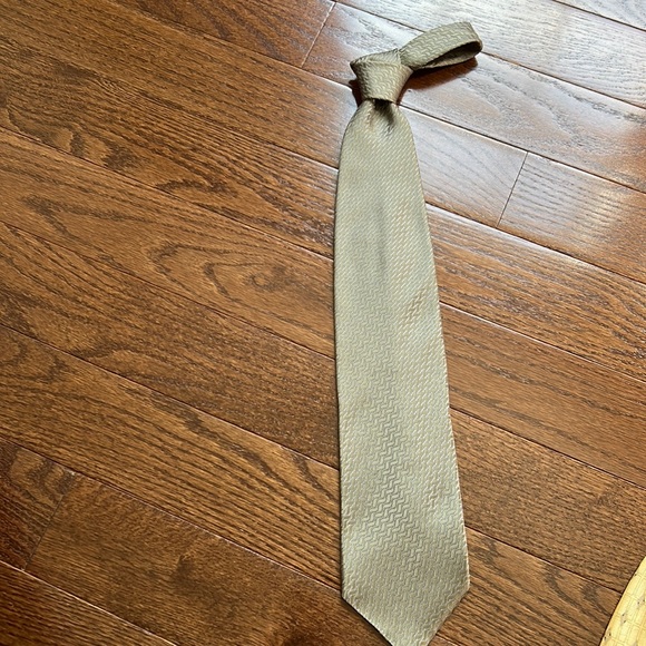 Half Windsor Tie Knot Tutorial - Instagram